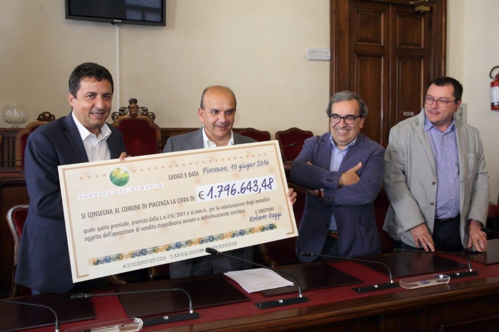 Nella foto, un momento della “ consegna” : il primo da sinistra è Roberto Reggi Nella foto, un momento della “ consegna” : il primo da sinistra è Roberto Reggi