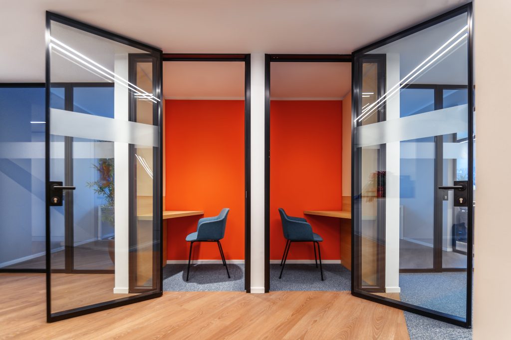 Progetto Design & Build firma i nuovi uffici di Alpha Test a Milano – By  Internews
